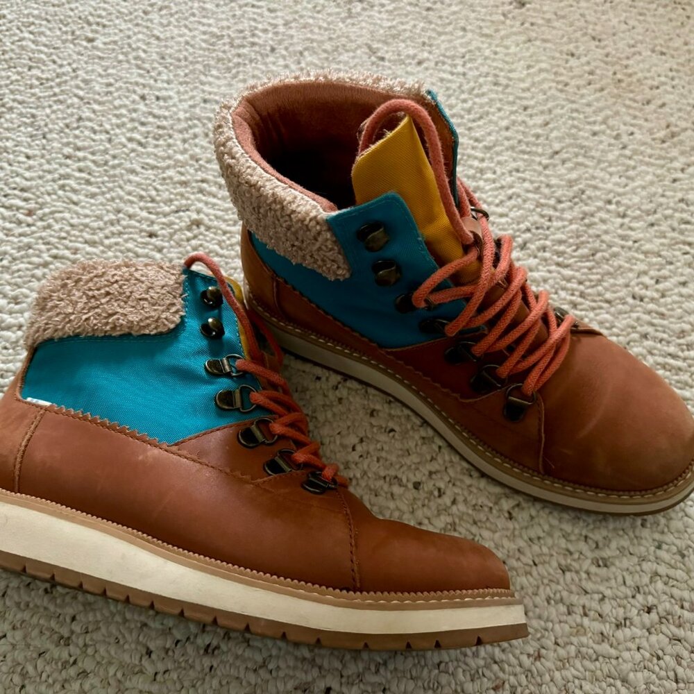 TOMS cognac brown & blue lace-up boots w/ sherpa accent, women's size 6.5